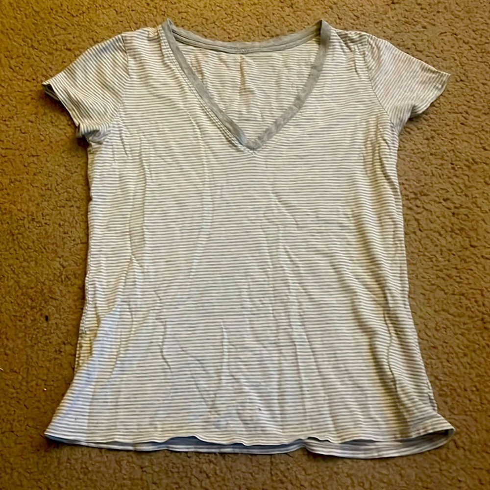 Gap v-neck tee